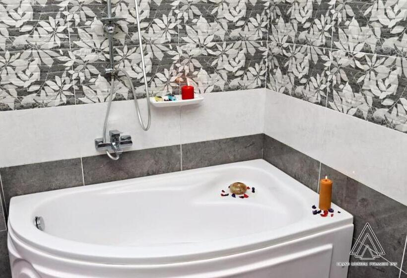 سوییت خانوادگی, Luca Pyramids Inn