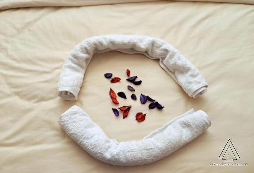 اتاق خانوادگی با چشم‌انداز باغ, Luca Pyramids Inn