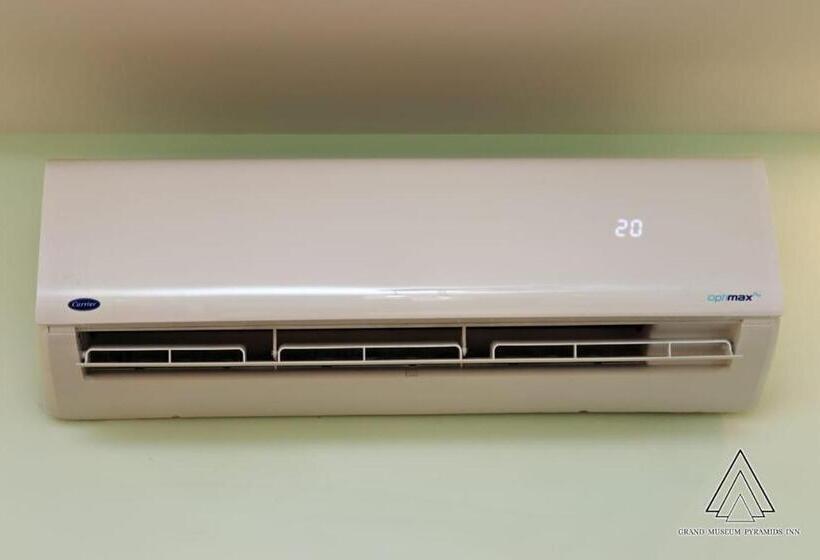 اتاق خانوادگی با چشم‌انداز باغ, Luca Pyramids Inn