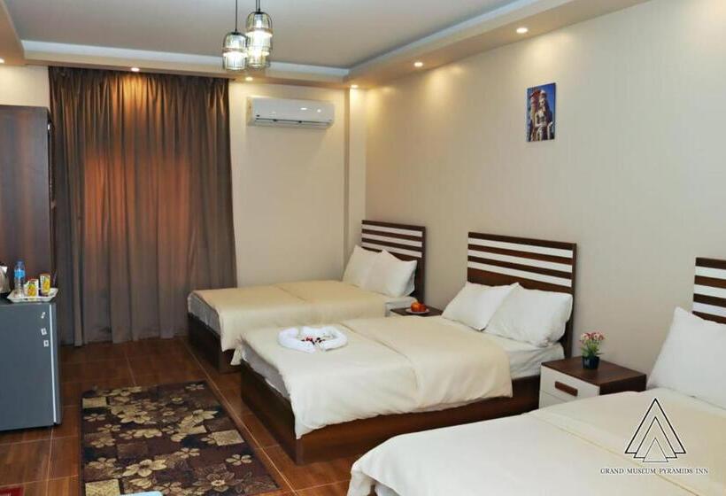 اتاق خانوادگی با چشم‌انداز باغ, Luca Pyramids Inn