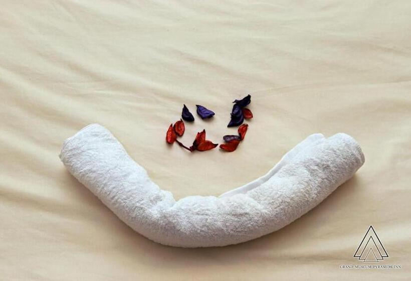 اتاق خانوادگی با چشم‌انداز باغ, Luca Pyramids Inn