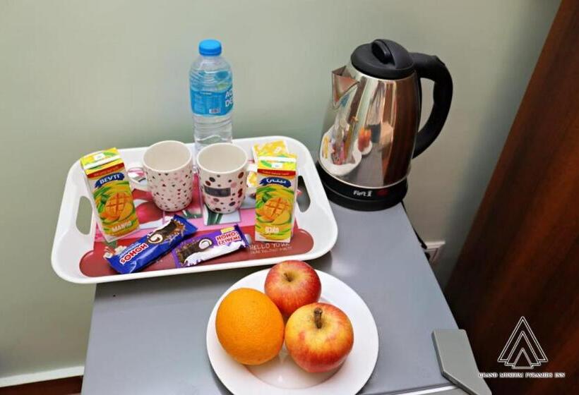 اتاق استاندارد با چشم‌انداز باغ, Luca Pyramids Inn