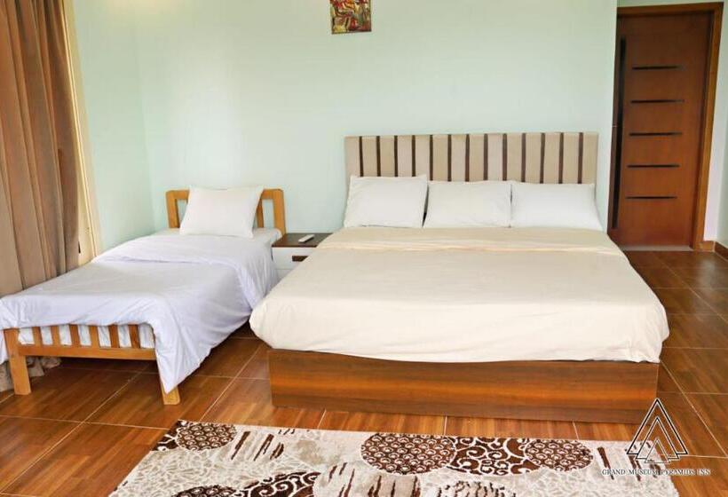 سوئیت جونیور خانوادگی, Luca Pyramids Inn