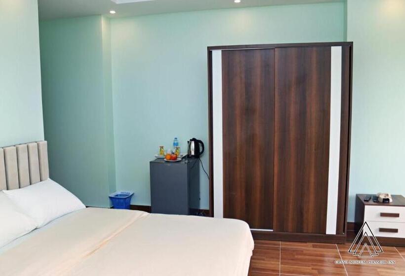 سوئیت جونیور خانوادگی, Luca Pyramids Inn