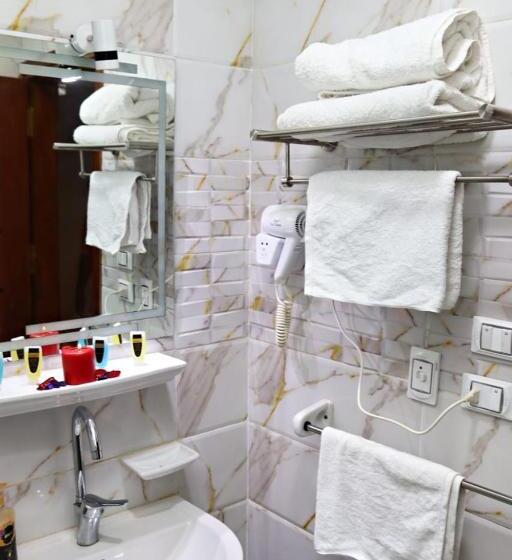 سوئیت جونیور خانوادگی, Luca Pyramids Inn