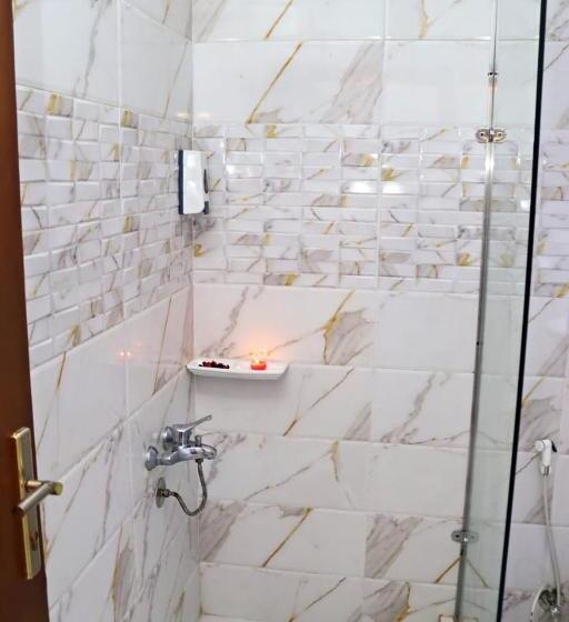 سوئیت جونیور خانوادگی, Luca Pyramids Inn