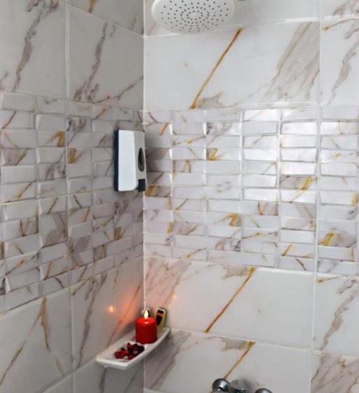 سوئیت جونیور خانوادگی, Luca Pyramids Inn