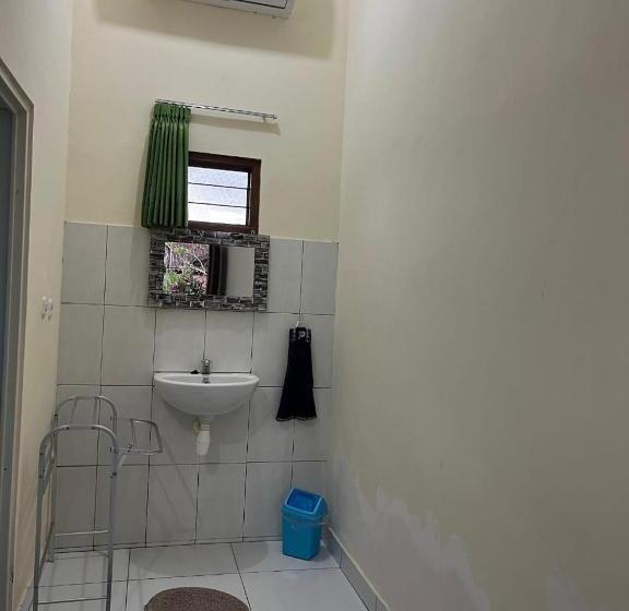 חדר סטנדרט עם מרפסת, Red Roses Guest House By Balitrees