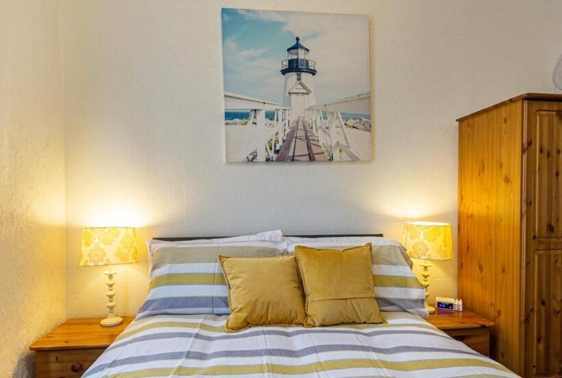 غرفة عائلية سرير بطابقين, The Capri Guesthouse