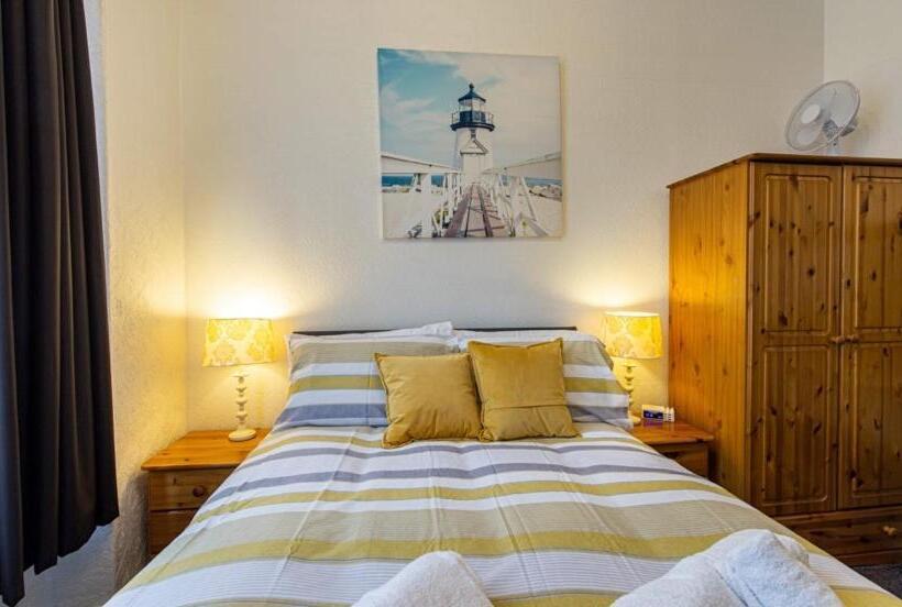 Семейный Номер с Койками, The Capri Guesthouse