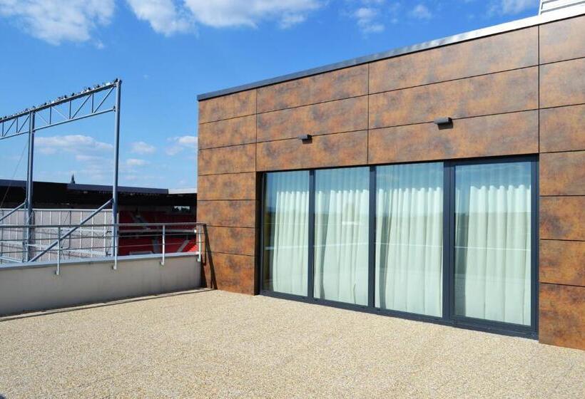 سوئیت با وان آب گرم, Arena