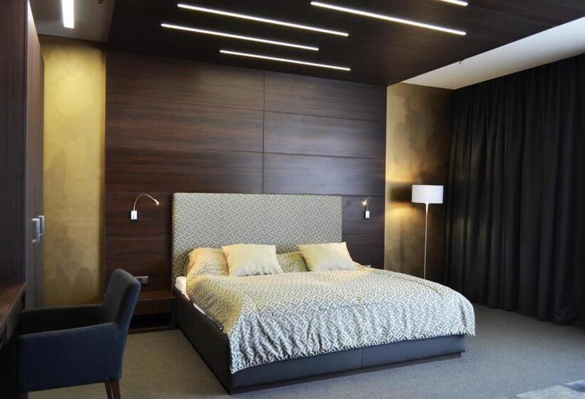 سوئیت با وان آب گرم, Arena