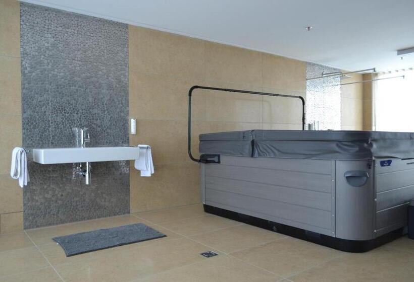 سوئیت با وان آب گرم, Arena