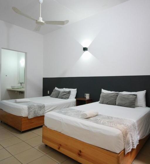 Economy Quadruple Room, Du