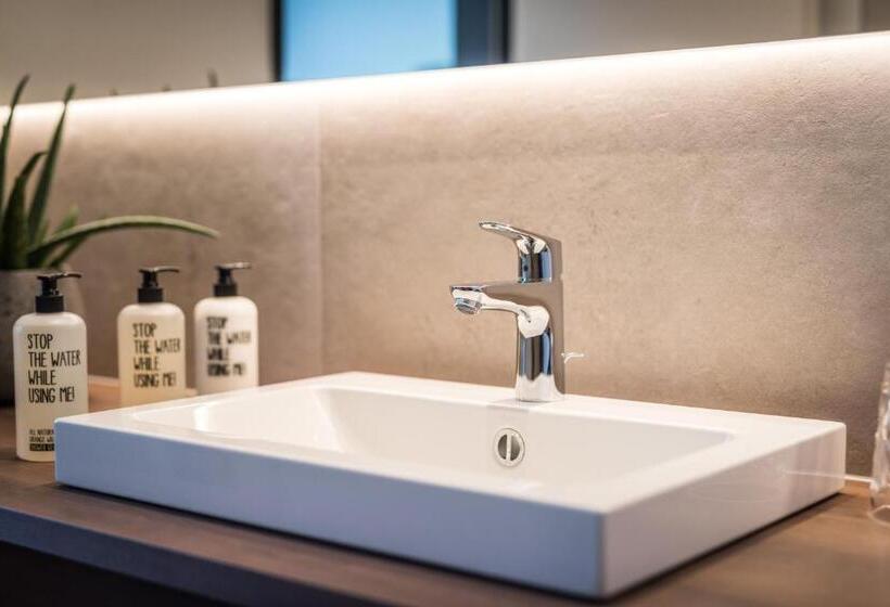 غرفة قياسية فردية, Melchior Park