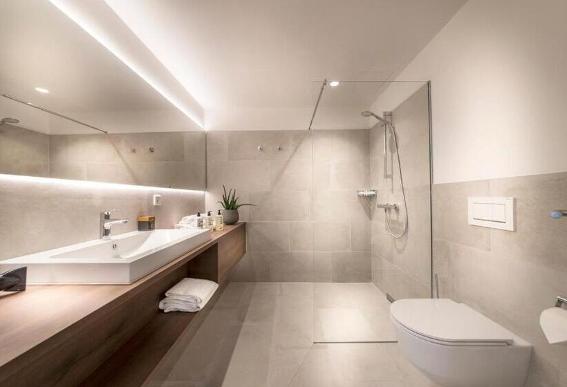 غرفة تنفيذية, Melchior Park