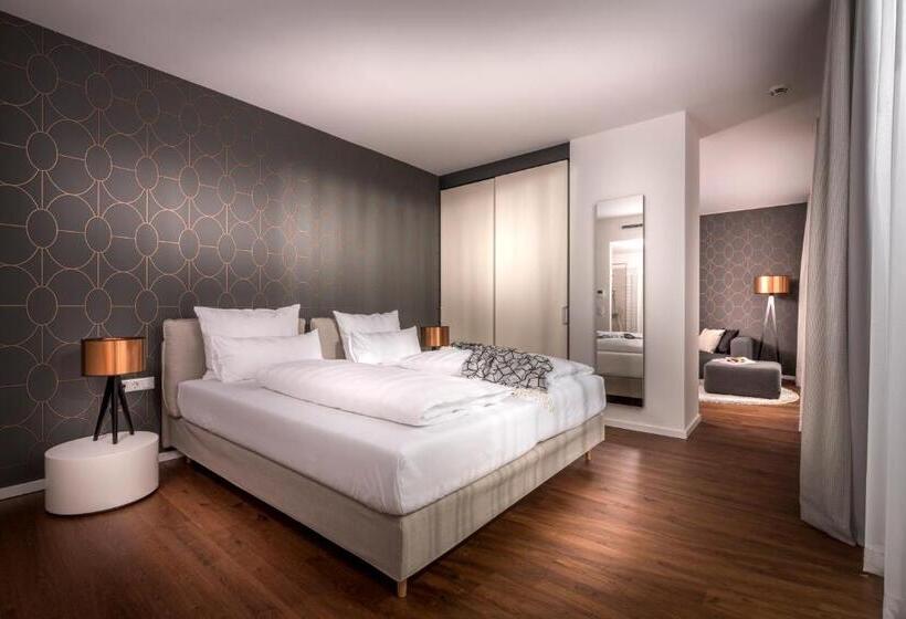 جناح جونيور, Melchior Park