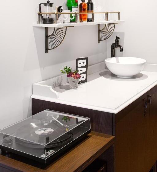 اتاق لوکس با تخت بزرگ, The Broadview