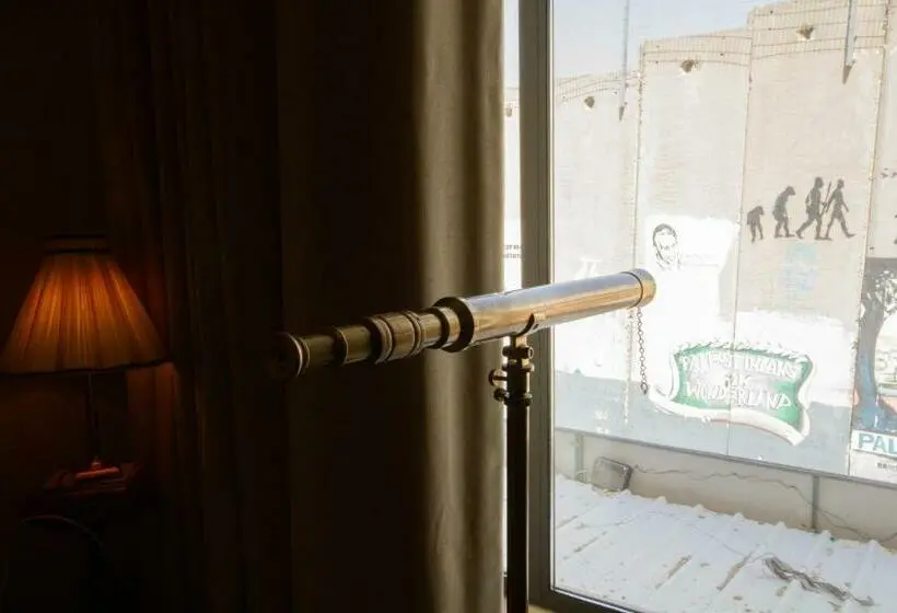 سوییت, The Walled Off