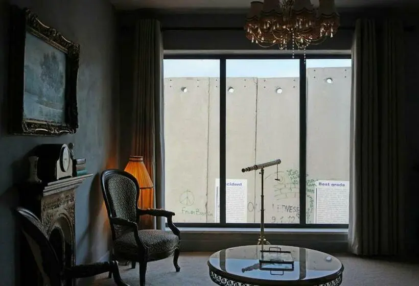سوییت, The Walled Off