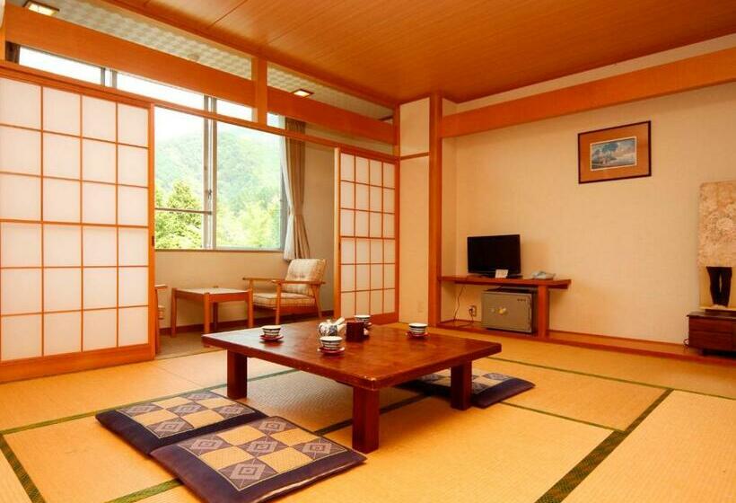 חדר משפחתי חדר אמבטיה משותף, Komao