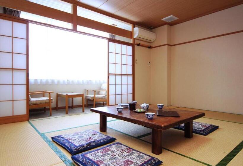 חדר משפחתי חדר אמבטיה משותף, Komao