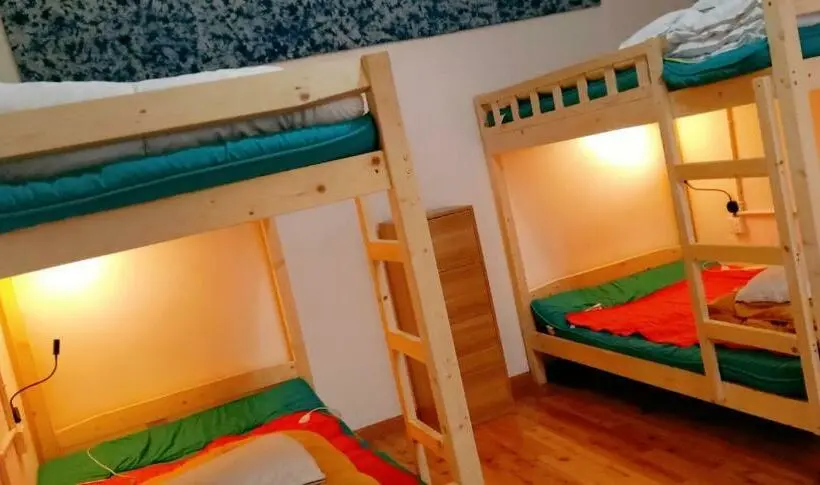 ルームシェアのワンベッド, The Moon Bird Hostel