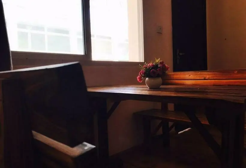 ルームシェアのワンベッド, The Moon Bird Hostel