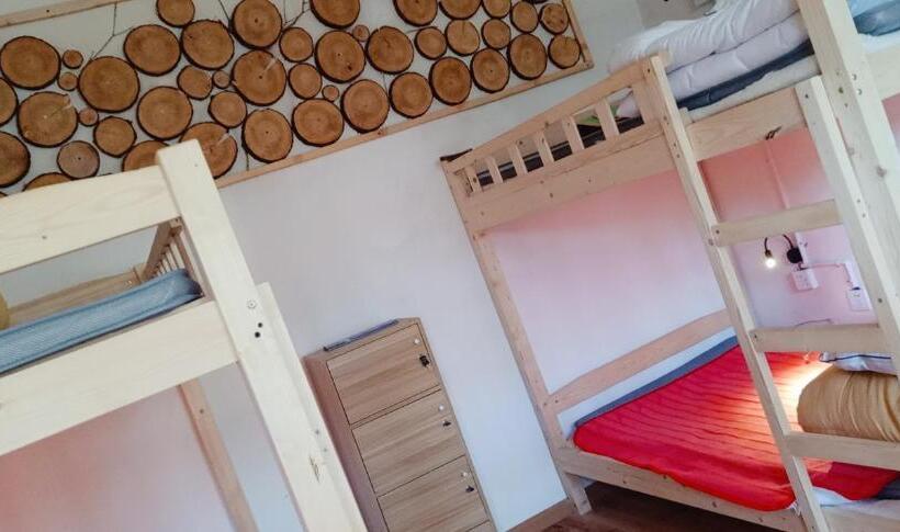 공동 객실, The Moon Bird Hostel