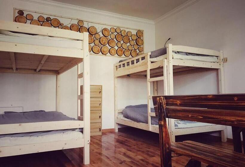 공동 객실, The Moon Bird Hostel