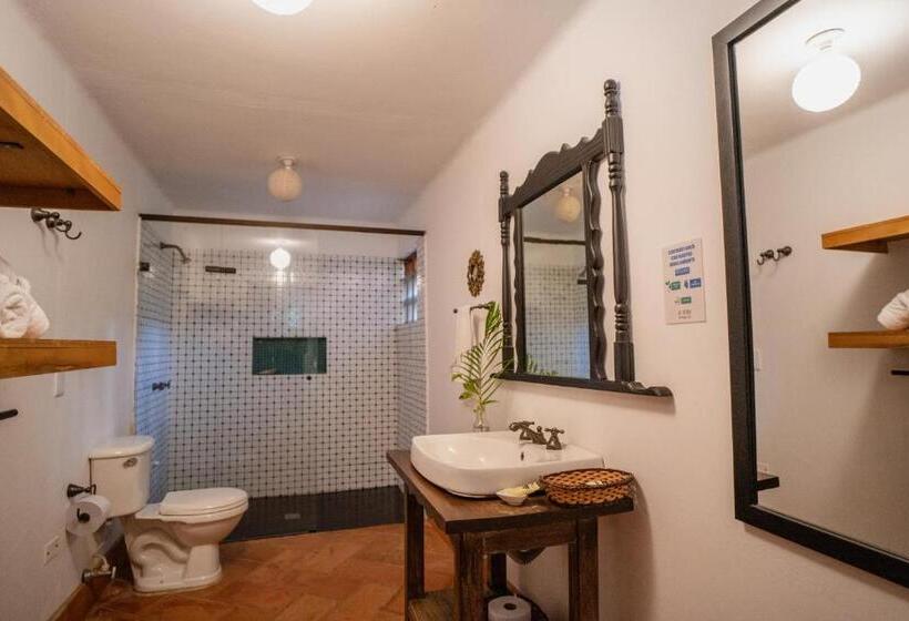 اتاق کلاسیک سه تخته, Boutique Al Alma