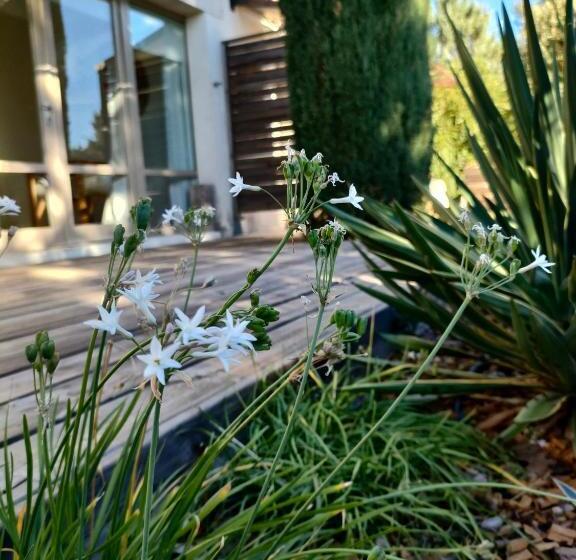 חדר סטנדרט לשלושה עם נוף לבריכה, Villa Cabrida