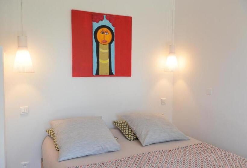 חדר סטנדרט לשלושה עם נוף לבריכה, Villa Cabrida