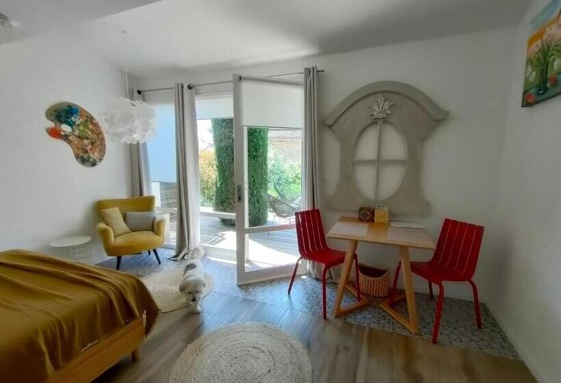 חדר סטנדרט לשלושה עם נוף לבריכה, Villa Cabrida