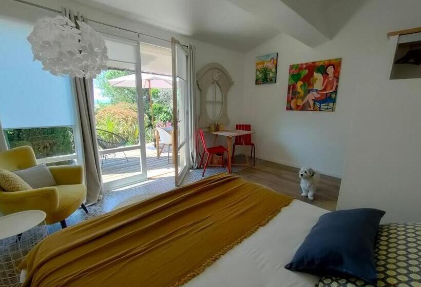 חדר סטנדרט לשלושה עם נוף לבריכה, Villa Cabrida