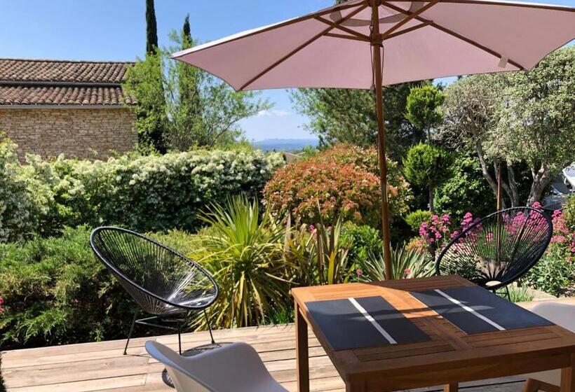 חדר סטנדרט לשלושה עם נוף לבריכה, Villa Cabrida