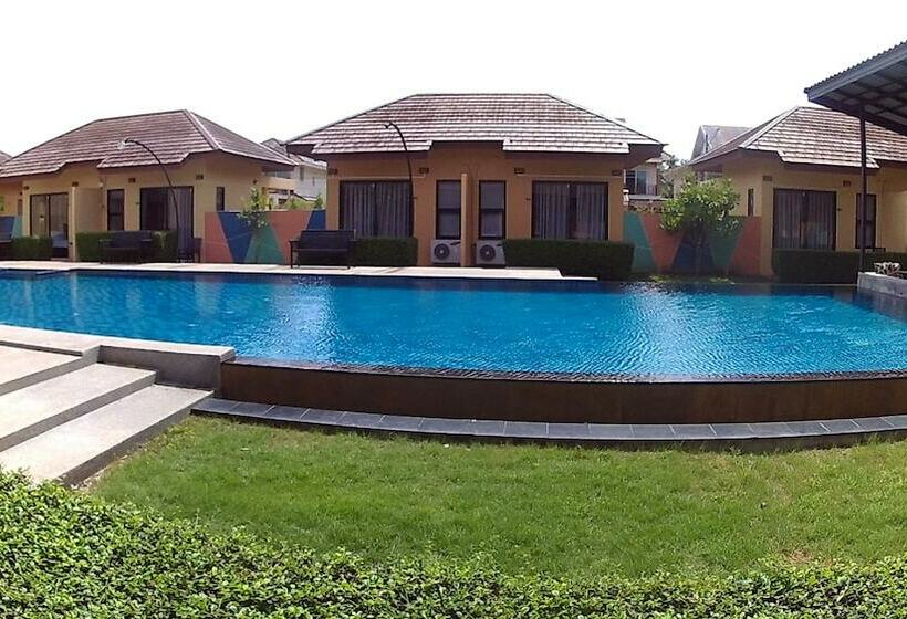 标准间带游泳池, Green Adamas Resort Chumphon