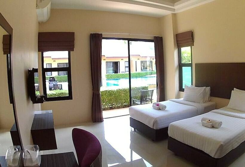 标准间带游泳池, Green Adamas Resort Chumphon