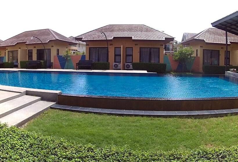 标准间带游泳池, Green Adamas Resort Chumphon