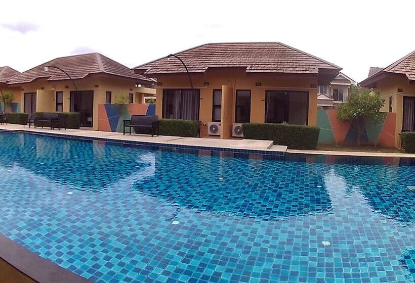 标准间带游泳池, Green Adamas Resort Chumphon