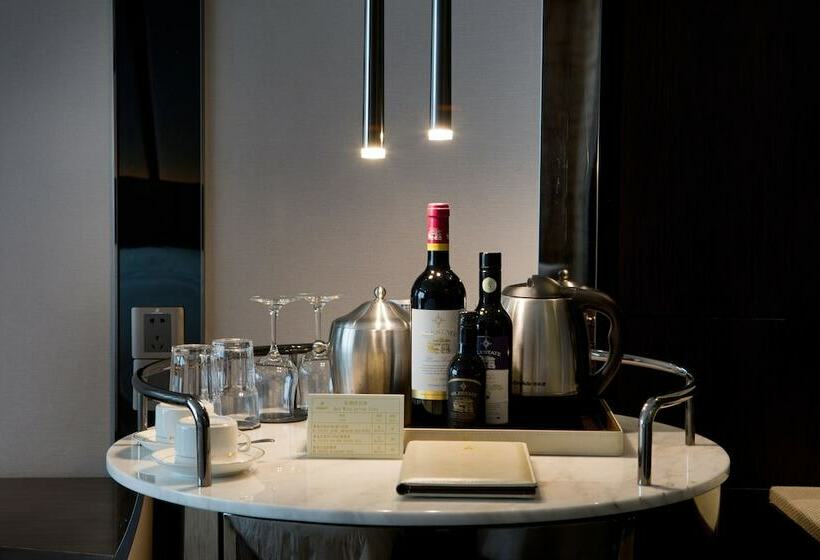 Habitació Business, Derucci