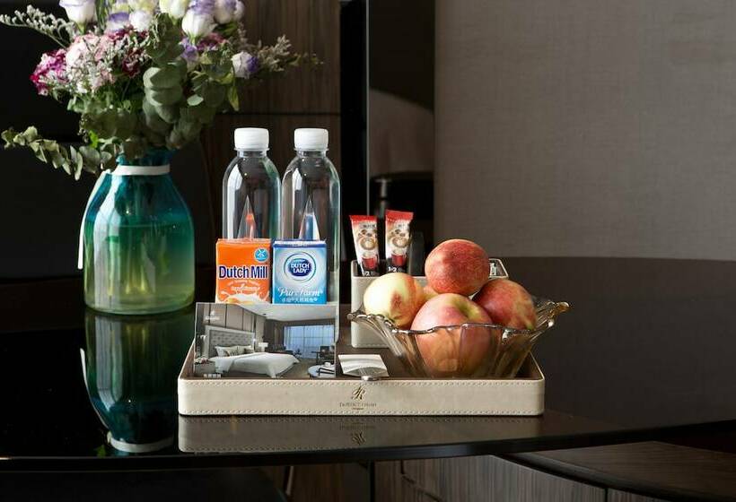 Habitació Business, Derucci