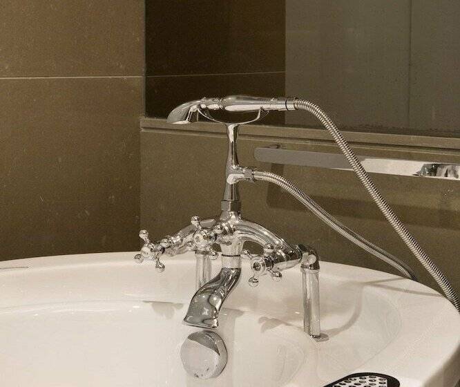 Habitació Estàndard, Derucci