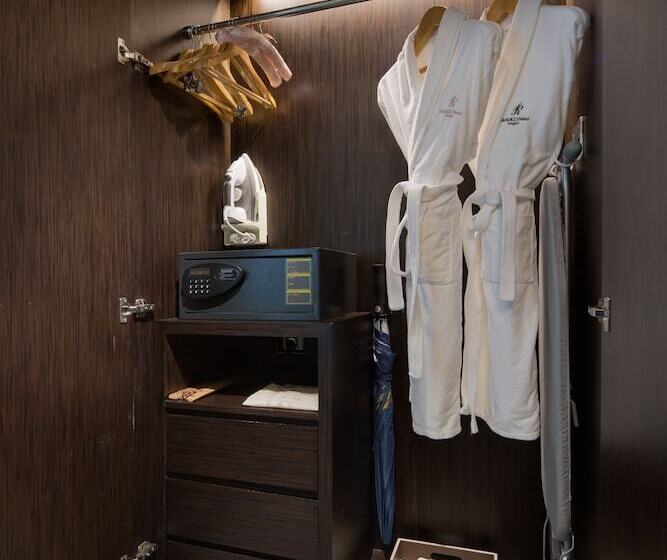 Habitació Estàndard, Derucci