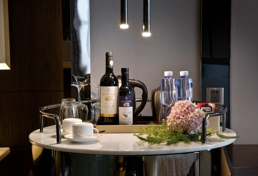 Habitació Estàndard, Derucci