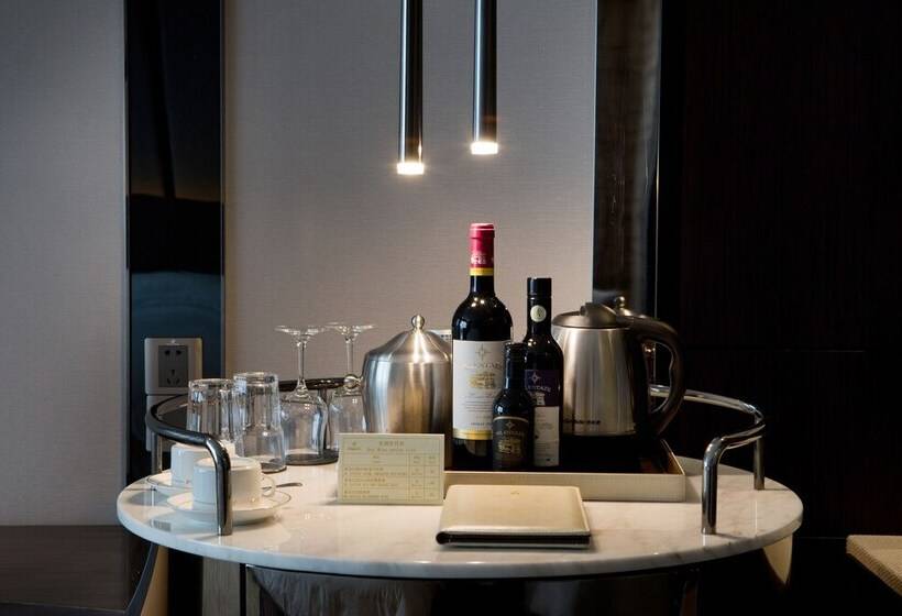 Habitació Business, Derucci