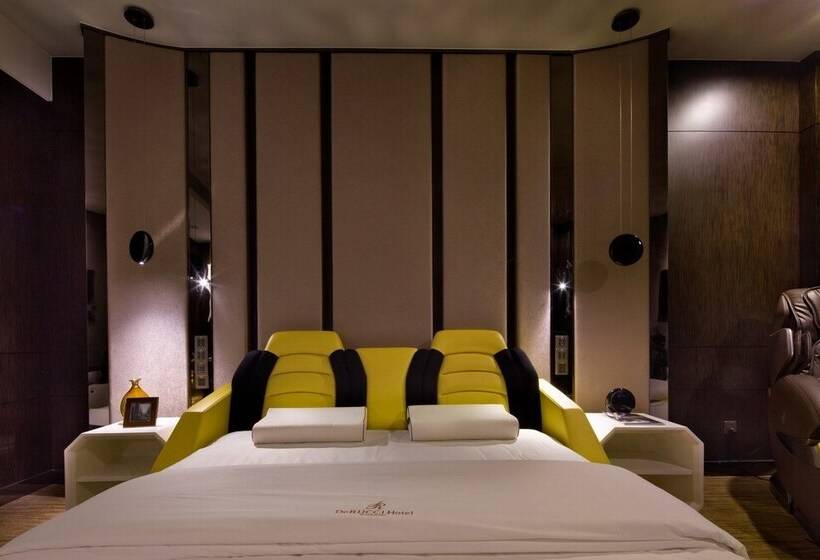 Habitació Estàndard, Derucci