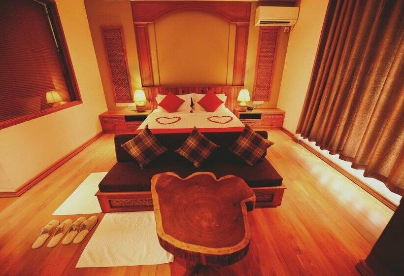 اتاق لوکس با چشم‌انداز شهر, Thipaw