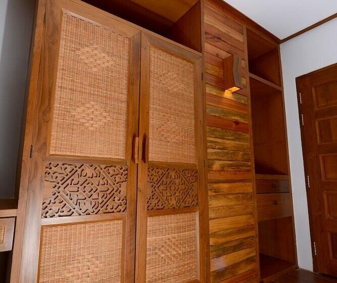 اتاق لوکس با چشم‌انداز شهر, Thipaw