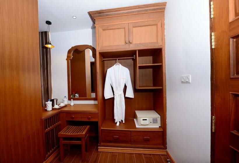 اتاق لوکس با چشم‌انداز شهر, Thipaw